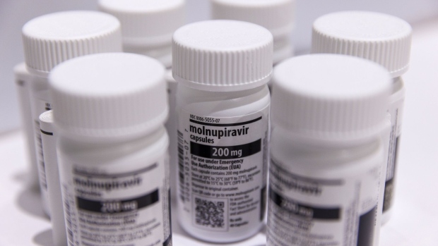 Trung Quốc cấp phép sử dụng có điều kiện thuốc Molnupiravir - Ảnh 1.