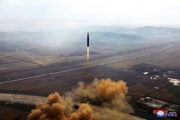 Triều Tiên phóng tên lửa trong ngày cuối năm 2022 - Ảnh 1.