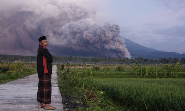 Núi lửa Semeru phun trào: Indonesia nâng cảnh báo lên mức cao nhất, sơ tán gần 100 cư dân - Ảnh 1.