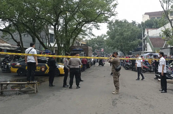 Nổ bom liều chết tại đồn cảnh sát ở Indonesia: 1 người tử vong, nhiều người bị thương - Ảnh 1.