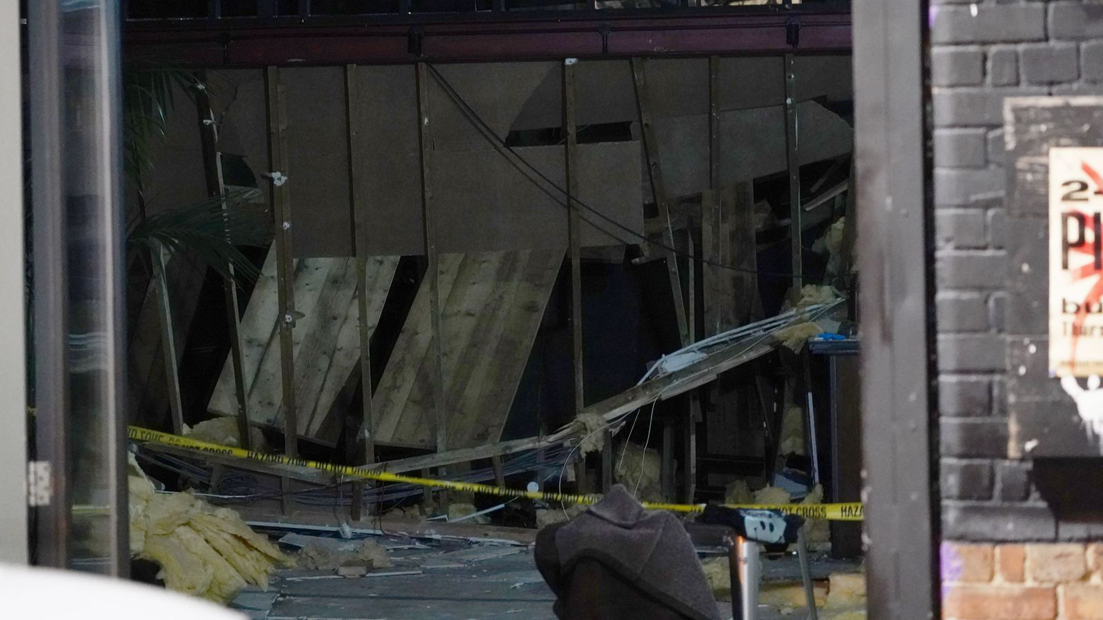 Sàn gác lửng bị sập tại quán bar ở London, 13 người bị thương - Ảnh 2.