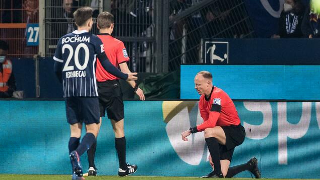 The match in the Bundesliga had to be stopped midway because the referee was attacked by a fan - Photo 1.