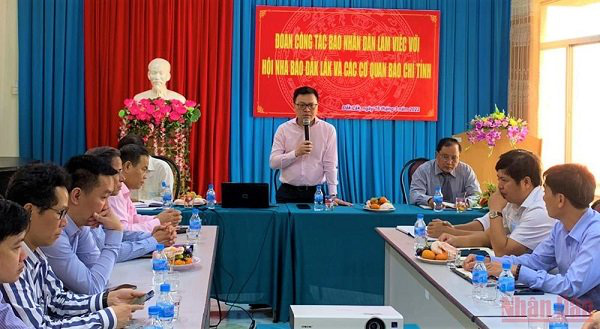 
Nhan Dan Newspapers Editor-in-chief Le Quoc Minh speaking at a working session with Dak Lak provincial Journalists’ Association (Photo: NDO/Nguyen Cong Ly)
