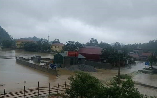 Giải cứu hàng chục người dân bị mắc kẹt do mưa lũ - Ảnh 2.