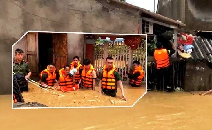 Giải cứu hàng chục người dân bị mắc kẹt do mưa lũ - Ảnh 1.