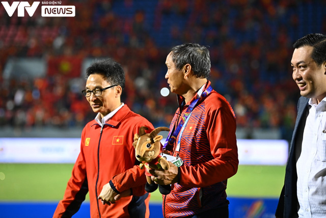 Ảnh: Quốc ca ngân vang trong niềm tự hào dân tộc, bóng đá nữ Việt Nam lần 2 đạt hat-trick HCV SEA Games - Ảnh 12.