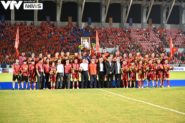 Ảnh: Quốc ca ngân vang trong niềm tự hào dân tộc, bóng đá nữ Việt Nam lần 2 đạt hat-trick HCV SEA Games - Ảnh 13.