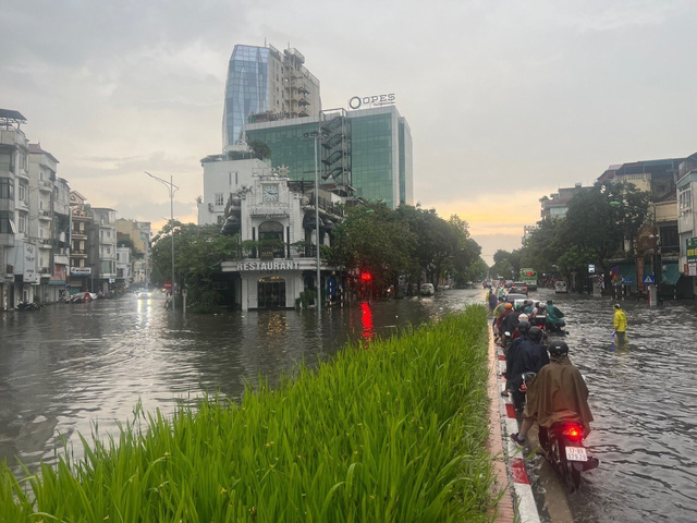 Hà Nội: Nhiều tuyến phố hóa sông, hàng loạt xe chết máy vì mưa lớn - Ảnh 1.