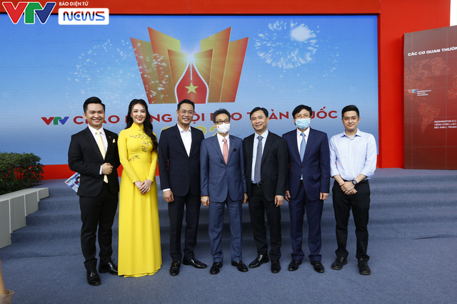 Deputy Prime Minister Vu Duc Dam took a photo with the leaders of Vietnam Television.