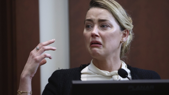 Amber Heard bị chỉ trích giả vờ khóc trên tòa - Ảnh 1.