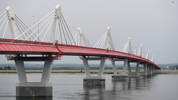 Khánh thành cầu đường bộ đầu tiên giữa Nga và Trung Quốc - Ảnh 1.