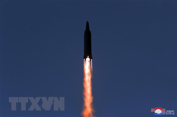 Triều Tiên bắn pháo từ bệ phóng tên lửa đa nòng - Ảnh 1.
