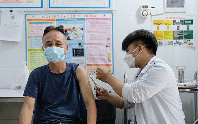 TP Hồ Chí Minh: Người dân tiêm vaccine ngừa COVID-19 tăng cao - Ảnh 1.
