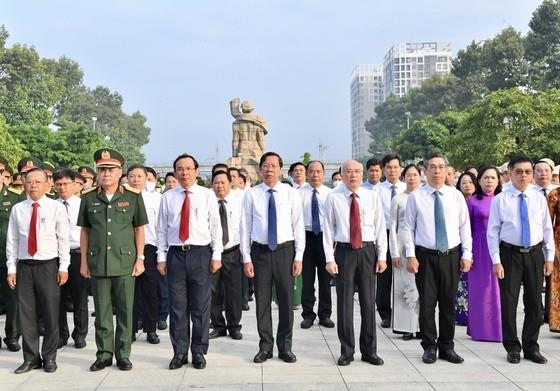 Lãnh đạo TP Hồ Chí Minh dâng hương tưởng niệm các anh hùng liệt sĩ - Ảnh 3.