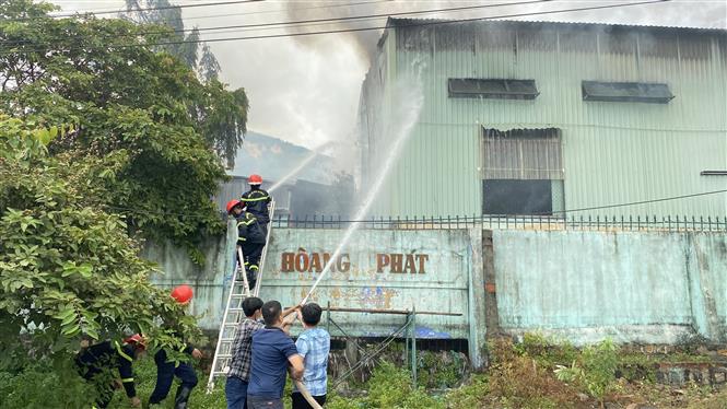 Hai vụ cháy lớn liên tiếp trong KCN Phú Tài (Bình Định), thiệt hại hàng chục tỷ đồng - Ảnh 1.