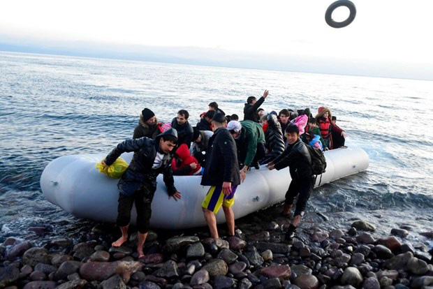 Giải cứu 438 người di cư lênh đênh trên biển Địa Trung Hải - Ảnh 1.