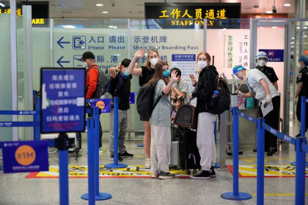 Nhiều người nước ngoài rời Thượng Hải trong làn sóng COVID-19 mới - Ảnh 1.