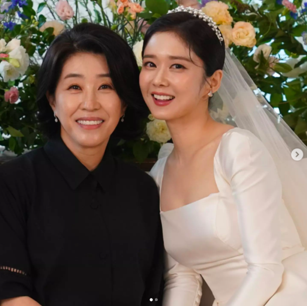 Diễn viên kỳ cựu Kim Mi Kyung chia sẻ ảnh trong đám cưới Jang Na Ra - Ảnh 2.