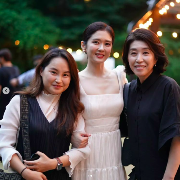 Diễn viên kỳ cựu Kim Mi Kyung chia sẻ ảnh trong đám cưới Jang Na Ra - Ảnh 1.