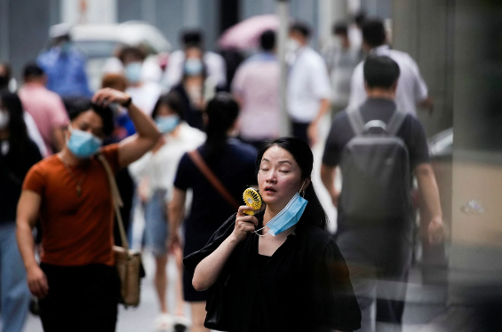 Trung Quốc tiếp tục ra cảnh báo đỏ về tình trạng nắng nóng - Ảnh 1.
