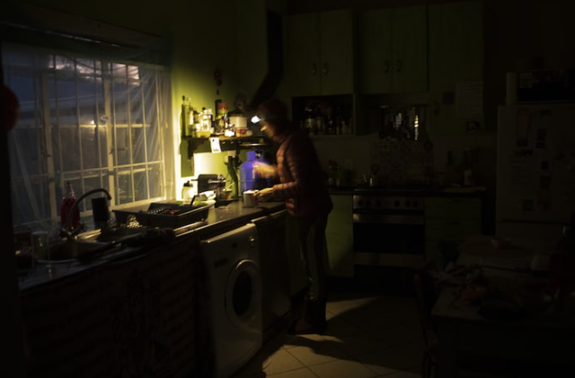 Thực trạng thiếu điện phơi bày khoảng cách giàu nghèo ở Nam Phi - Ảnh 2.