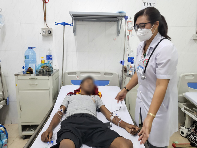 Đắk Lắk: Bệnh nhân sốt xuất huyết tăng nhanh, bệnh viện quá tải - Ảnh 1.