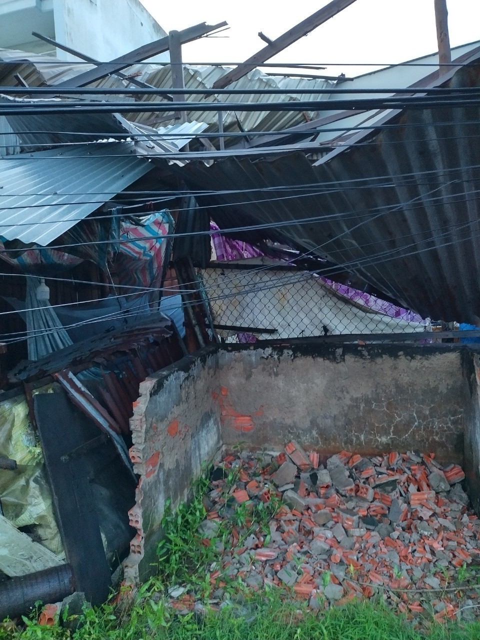 Hàng nghìn căn nhà ở Nam Bộ hư hại do dông lốc - Ảnh 2.