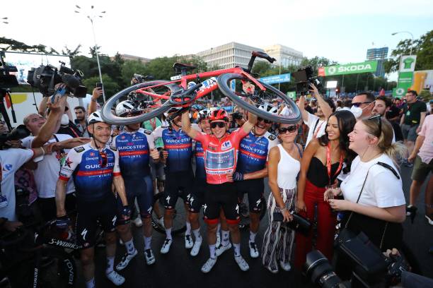 Remco Evenepoel giành chiến thắng chung cuộc tại La Vuelta 2022 - Ảnh 2.