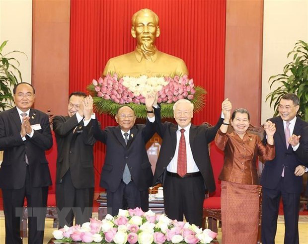 
Party General Secretary Nguyen Phu Trong (3rd from right), President of the Cambodian National Assembly Samdech Heng Samrin (4th from right) and other delegates in a group photo (Photo: VNA)
