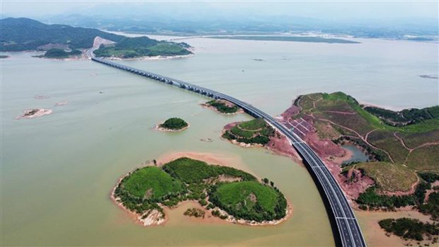 
Van Don - Mong Cai Expressway is 80.23km long and 25.25m wide and has&nbsp;and a design speed of 120km per hour. (Photo: VNA)
