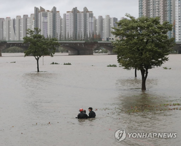Siêu bão Hinnamnor gây thiệt hại lớn tại Hàn Quốc - Ảnh 1.