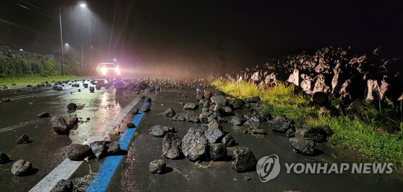Siêu bão Hinnamnor gây thiệt hại lớn tại Hàn Quốc - Ảnh 2.