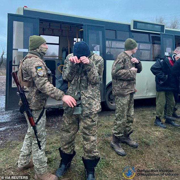 Nga và Ukraine tiến hành trao đổi tù nhân - Ảnh 1.