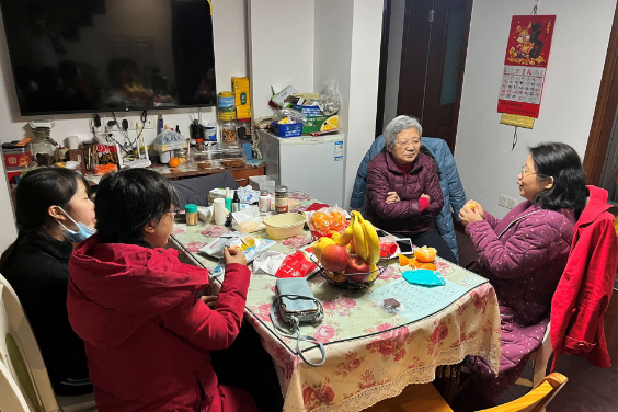 Trung Quốc: Gia đình đoàn tụ sau 3 năm xa cách vì COVID-19 - Ảnh 1.