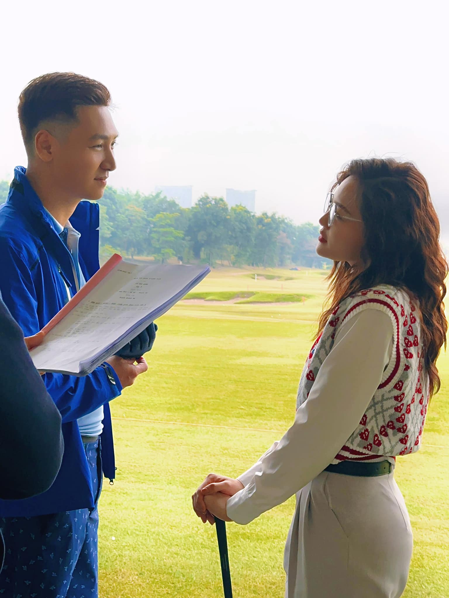 Phim trường tuần qua: Mạnh Trường tình bể tình bên Thùy Anh ở sân golf - Ảnh 1.