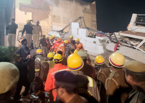 Tòa nhà 4 tầng đổ sập ở Ấn Độ khiến 3 người thiệt mạng, nhiều người bị mắc kẹt - Ảnh 3.