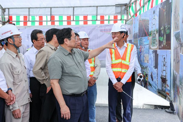 Thủ tướng đôn đốc các dự án cao tốc ĐBSCL, lần thứ 3 thị sát công trường cầu Mỹ Thuận 2 - Ảnh 8.