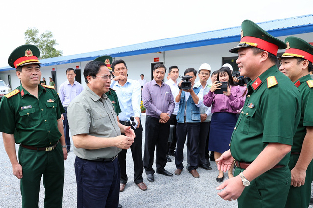 Thủ tướng đôn đốc các dự án cao tốc ĐBSCL, lần thứ 3 thị sát công trường cầu Mỹ Thuận 2 - Ảnh 4.