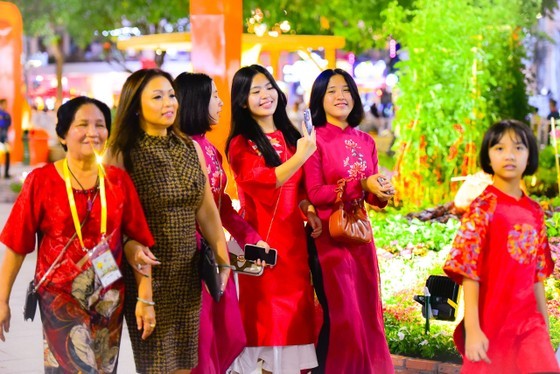 
A large number of local people and visitors attend the opening ceremony of Nguyen Hue Flower Street. (Photo: SGGP)
