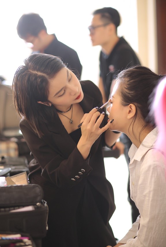 Huyền Makeup Academy - thương hiệu makeup uy tín tại thành phố Vinh - Ảnh 2.