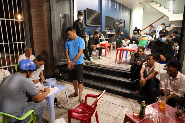 Tây Ninh: Đột kích 2 quán cà phê, bắt quả tang 79 đối tượng đánh bạc - Ảnh 3.