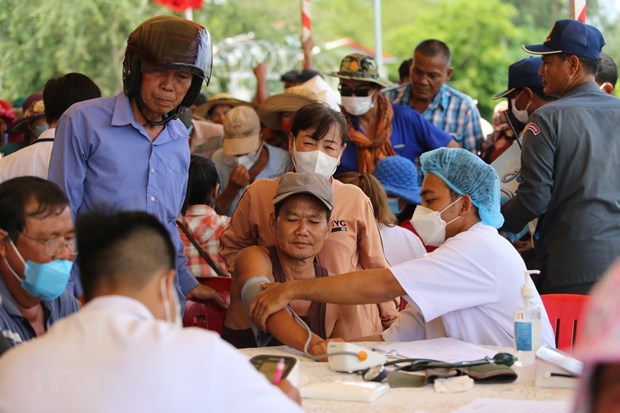 Gần 40 y, bác sĩ tình nguyện khám miễn phí cho người dân nghèo tại Campuchia - Ảnh 1.