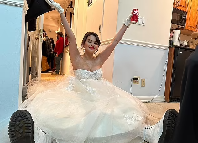 Selena Gomez bất ngờ xuất hiện trong bộ váy cưới giữa đường phố New York - Ảnh 4.