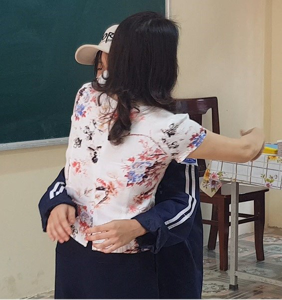 Vụ cô giáo cắt tóc nữ sinh ngay trên lớp: Cô trò ôm nhau nhận lỗi - Ảnh 2.