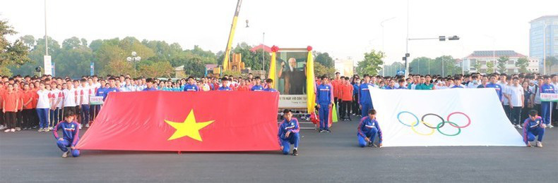 At the launch ceremony of the Vinh Long Province Olympic Run Day for Public Health 2023.