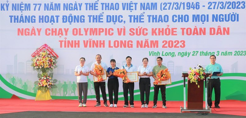 Certificates of Merit by the Ministry of Culture, Sports and Tourism, were presented to units of Vinh Long province, that organised the District and Commune Sports Festivals in 2022.