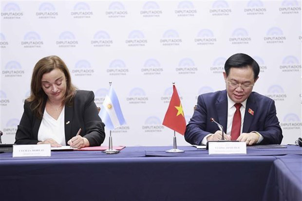 
National Assembly Chairman Vuong Dinh Hue (R) and President of the Chamber of Deputies of Argentina Cecilia Moreau sign a cooperation agreement between the two legislatures (Photo: VNA)
