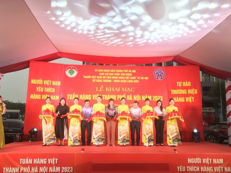 
Delegates cut the ribbon to open the Vietnamese Goods Week programme.
