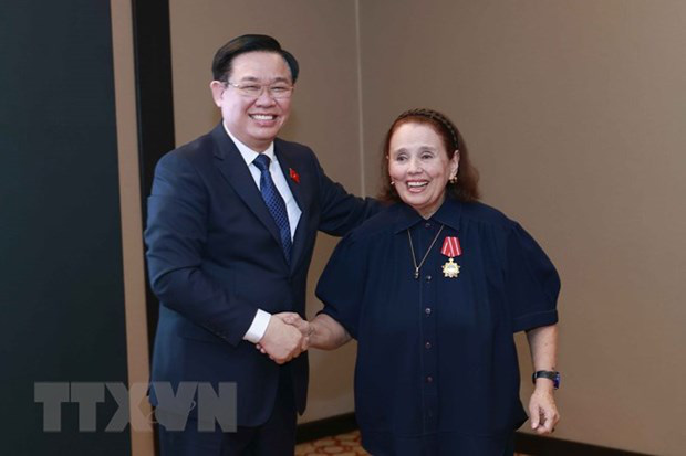 
NA Chairman Vuong Dinh Hue and  President of the Argentina-Vietnam Culture Institute Poldi María Sosa (Photo: VNA)
