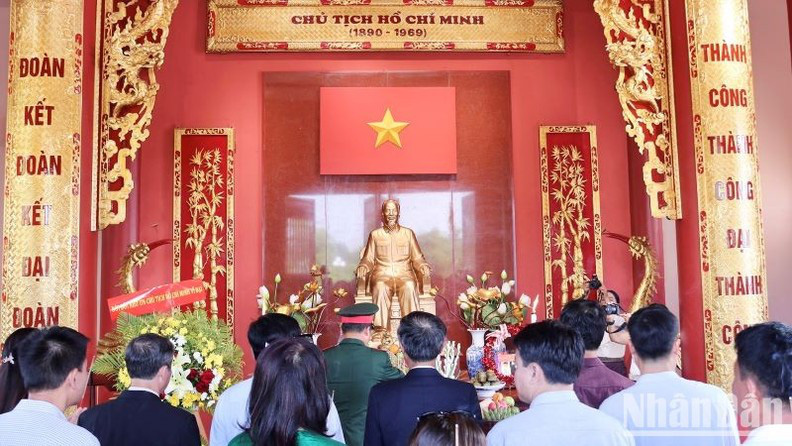 
Delegates pay tribute to President Ho Chi Minh in Laos.
